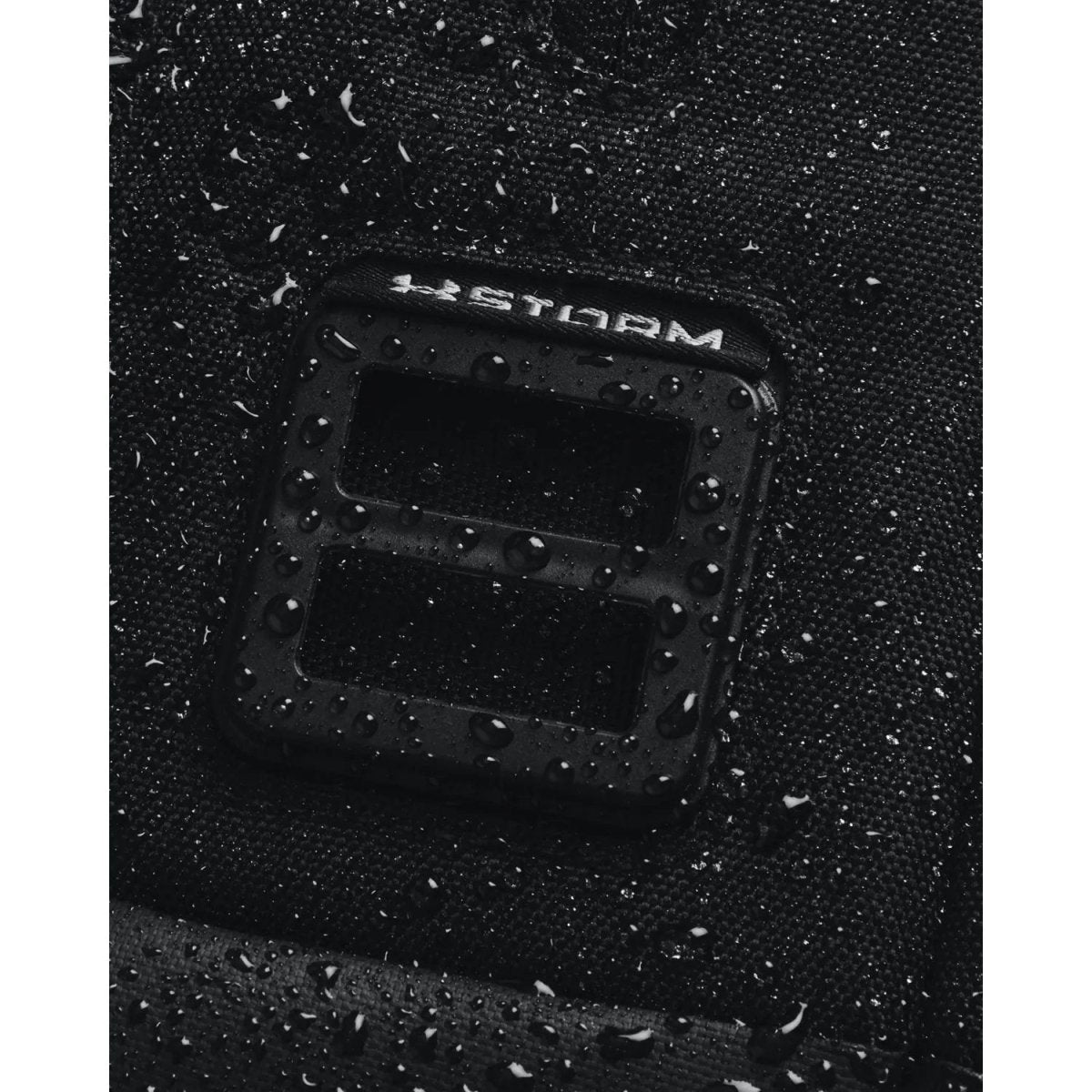 MOCHILA UNDER ARMOUR HALFTIME NEGRA | 1362365 - 001 UNDER ARMOUR - RealSport